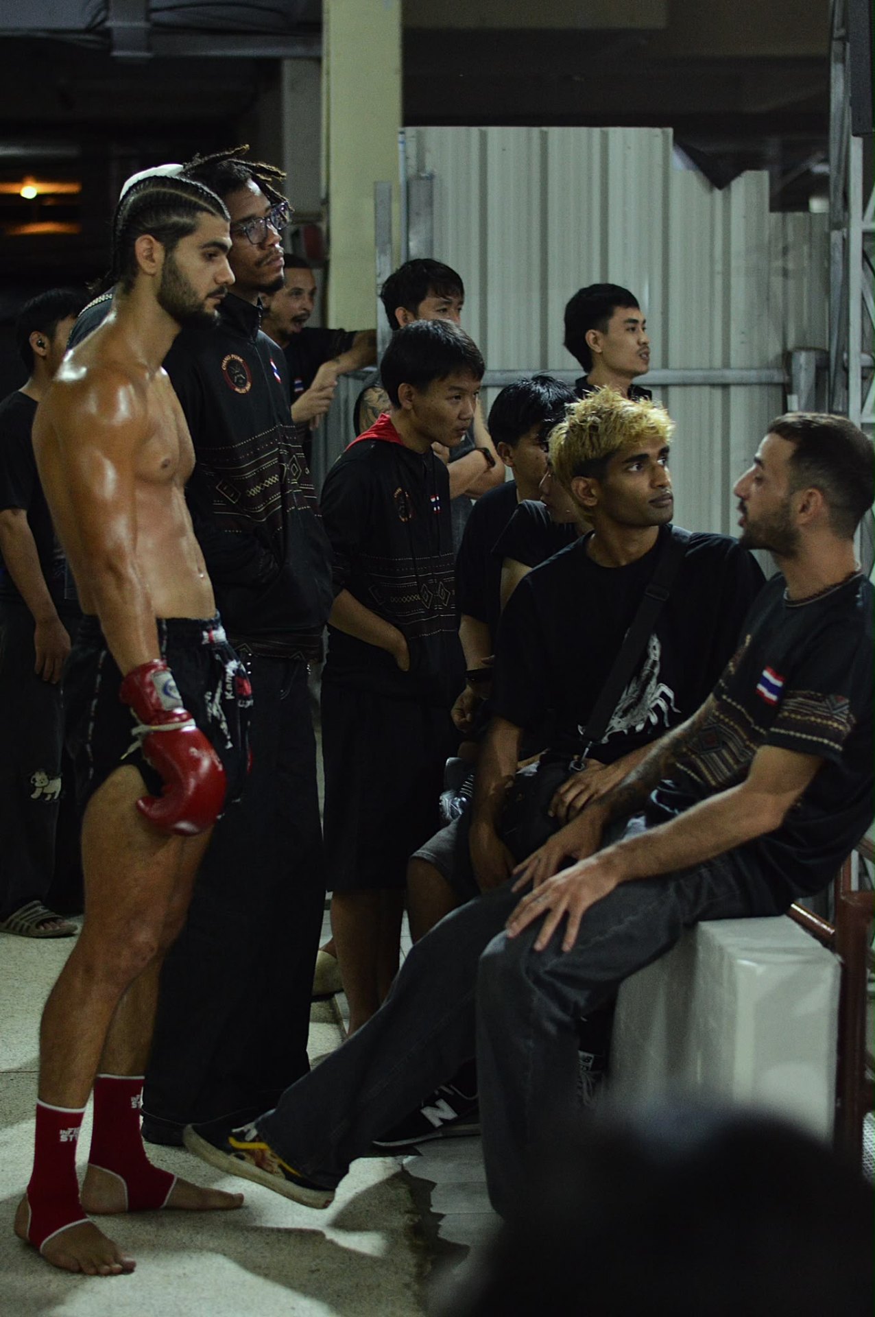 Fighter and Changpuak team watching the fights between rounds