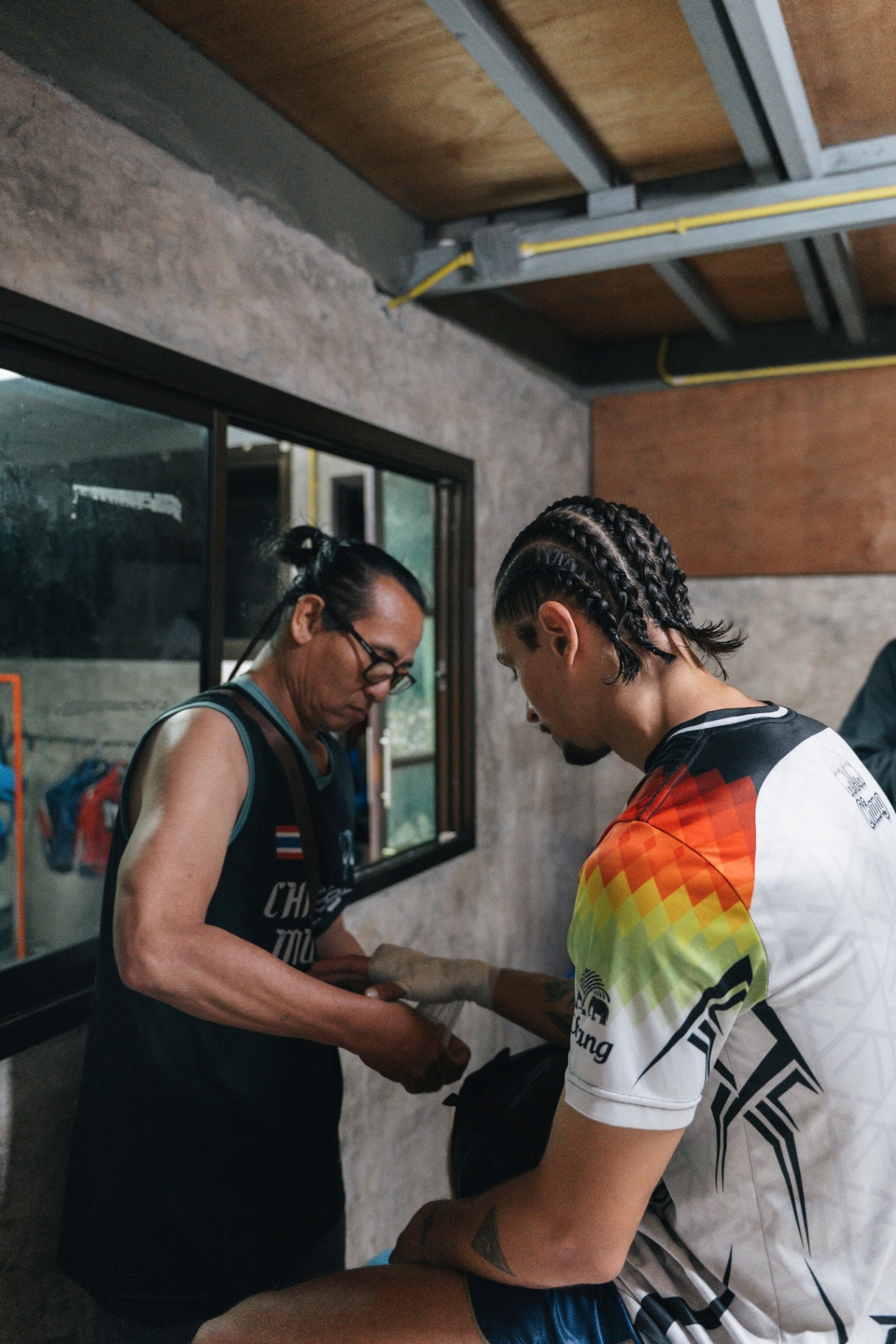 Kru Roen wrapping a fighter's hands before training