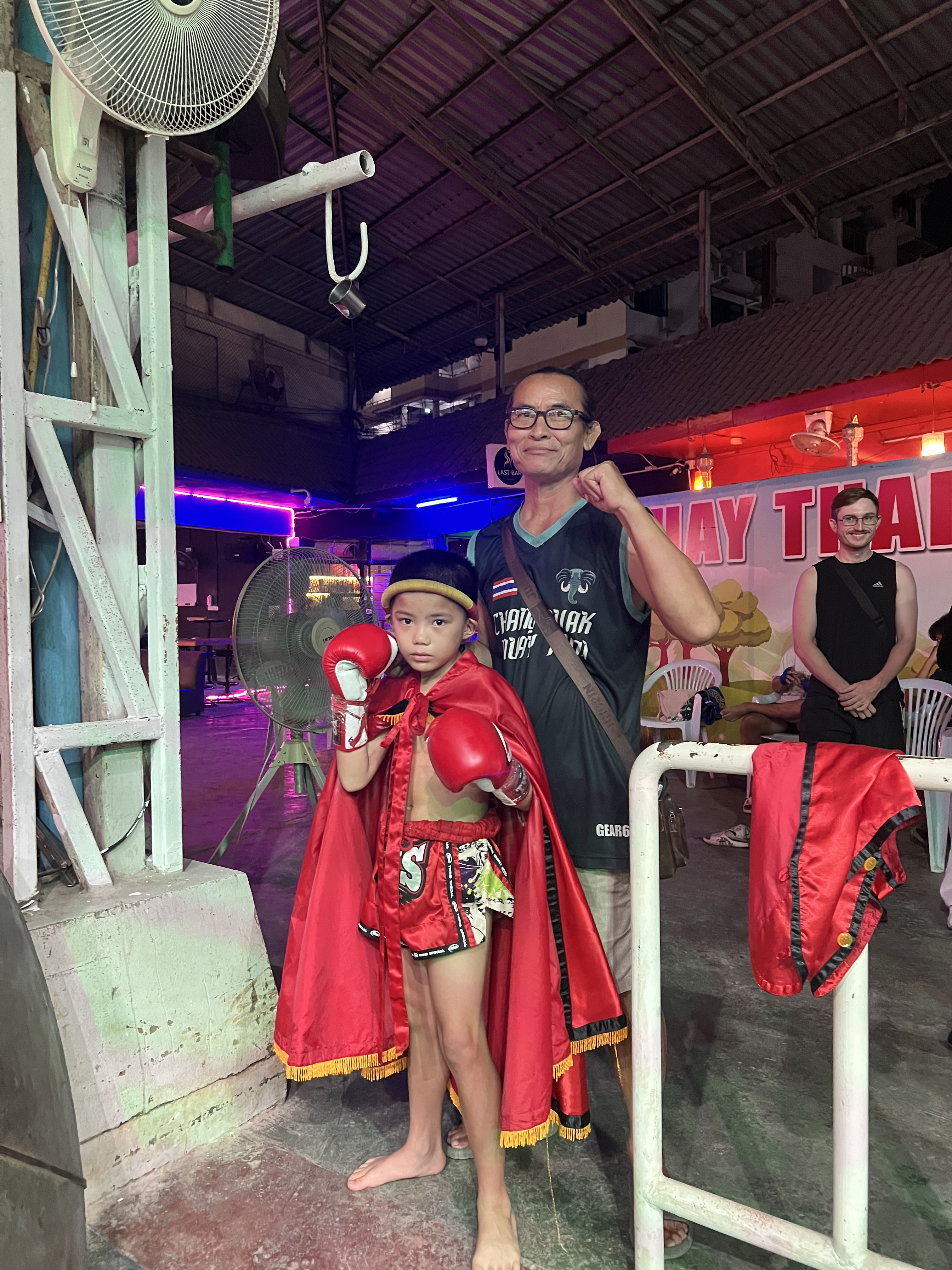 Fighter and Changpuak team watching the fights between rounds